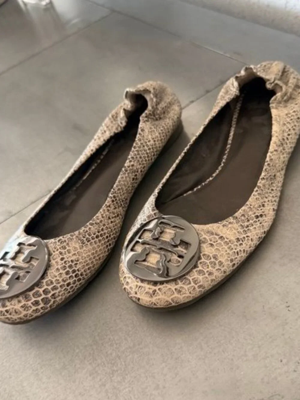 Tory Burch Reva Snakeskin Embossed Ballet Flats – Gunmetal Gray & Taupe Size 6.5